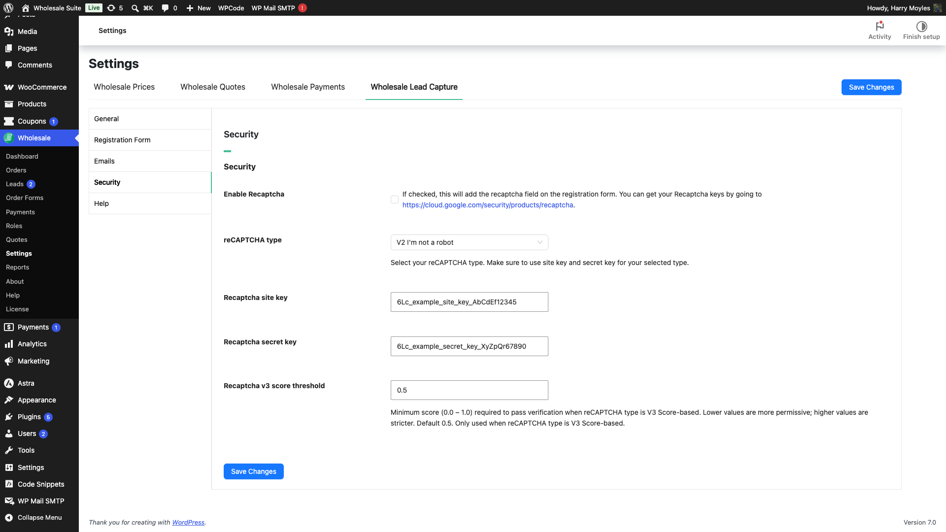 wwlc-security-recaptcha-settings - Wholesale Suite WooCommerce-Einstellungen Großhandels-Lead-Sicherheitsbereich mit aktiviertem Kontrollkästchen „Recaptcha aktivieren“, Dropdown-Menü für den reCAPTCHA-Typ, Feld für den Site-Schlüssel, geheimen Schlüssel und Feld für den v3-Score-Schwellenwert