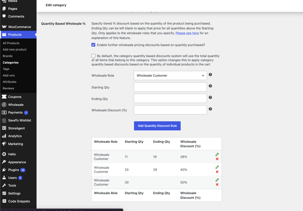 wws-wwpp-quantity-tiered-pricing-category - Wholesale Suite Panel zur Bearbeitung von Großhandelsrabattregeln für Kategorien in der WooCommerce-Administration mit Feldern für Start-/Endmenge und Rabattprozentsatz (Großhandelskunde ausgewählt). Es zeigt ein Aktivierungsfeld und darunter eine Schaltfläche Speichern.