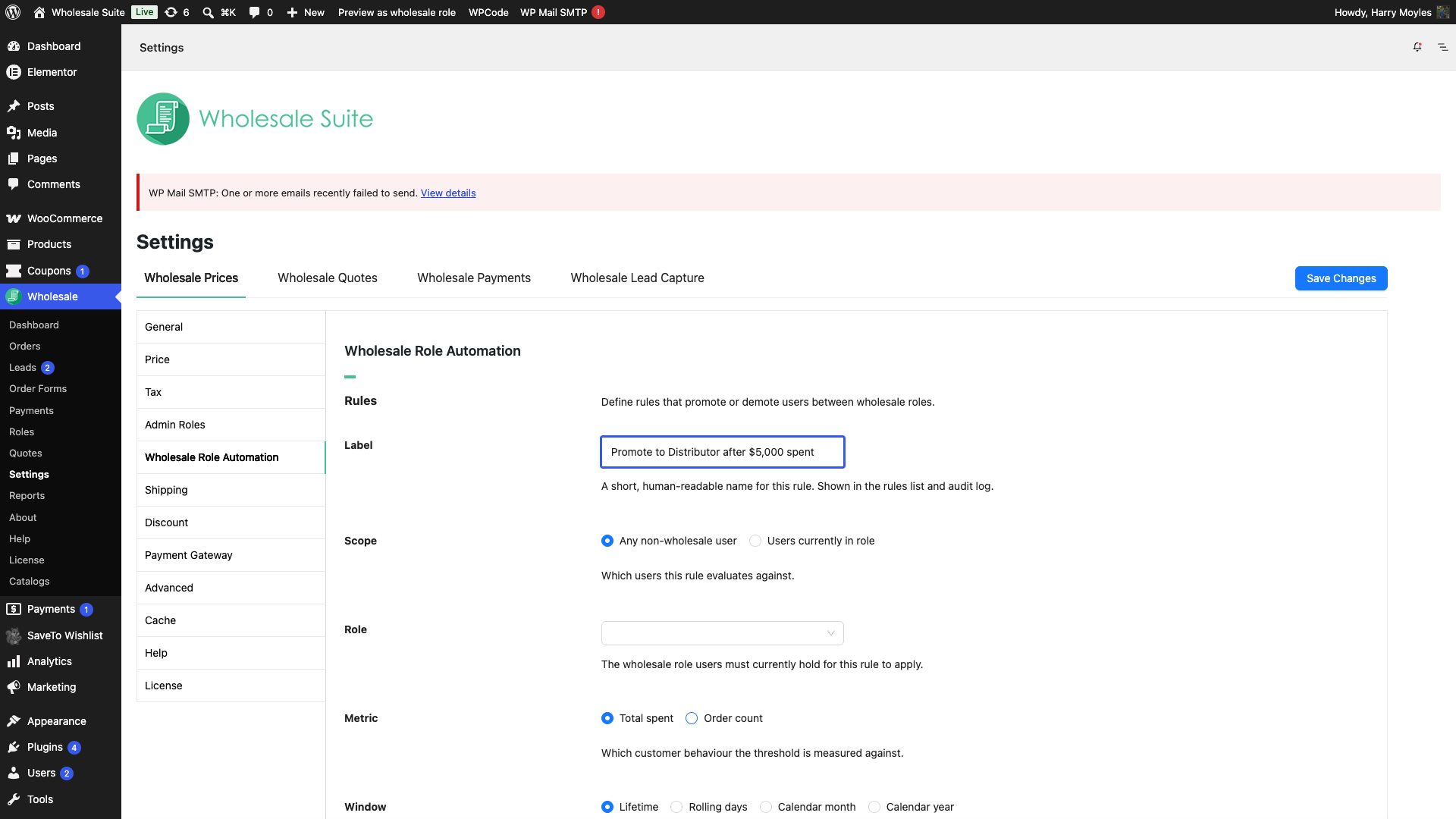 wholesale-suite-role-automation-rule-form - Wholesale Suite Otwarty panel boczny reguły, pokazujący pola Etykieta, Zakres, Metryka, Okres, Próg, Uaktualnij do, Obniż do i Włączone